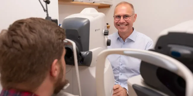 Henrik Borning utfører synstest